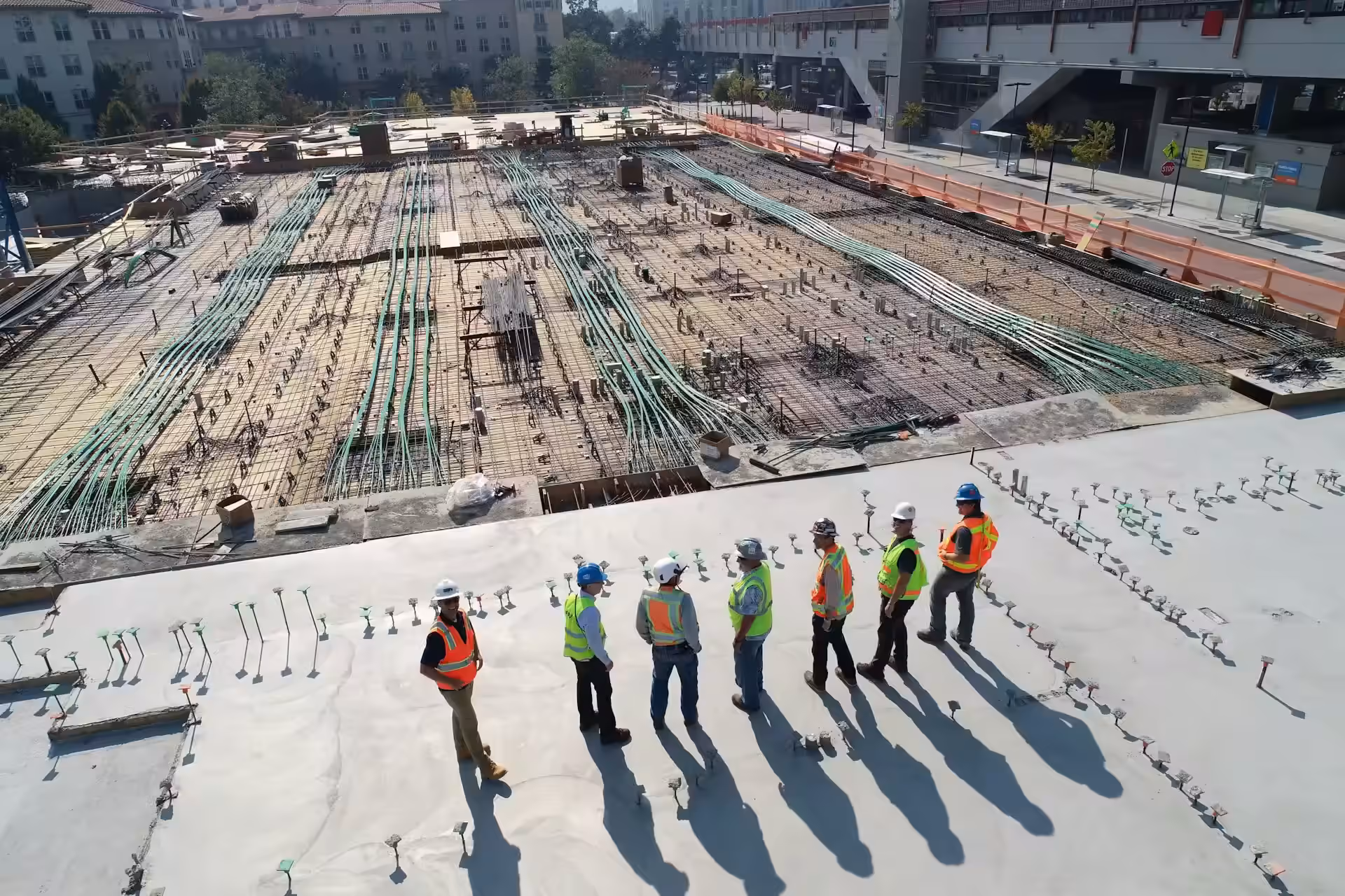 Equipo coordinando un sistema en operación
